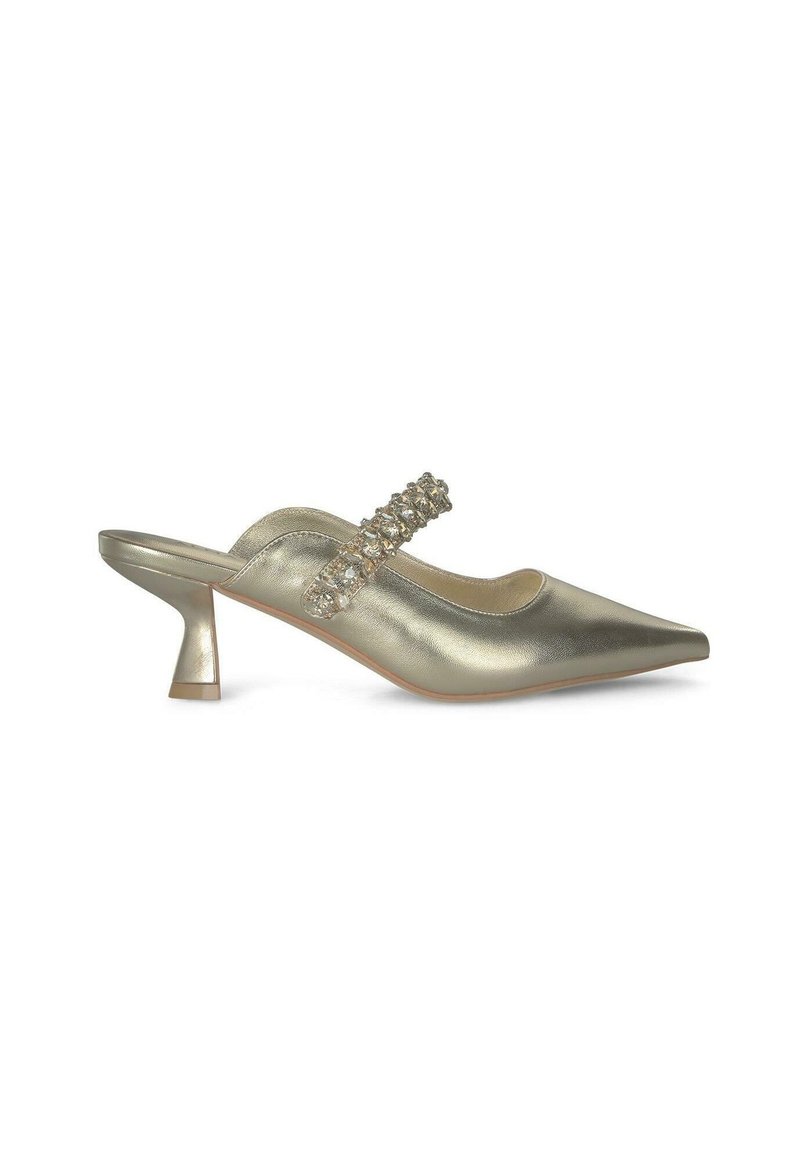 Chaussure slingback en métal doré avec un bout pointu et un talon sculpté en bloc. Dotée d'une sangle ornée de cristaux sur le cou-de-pied.