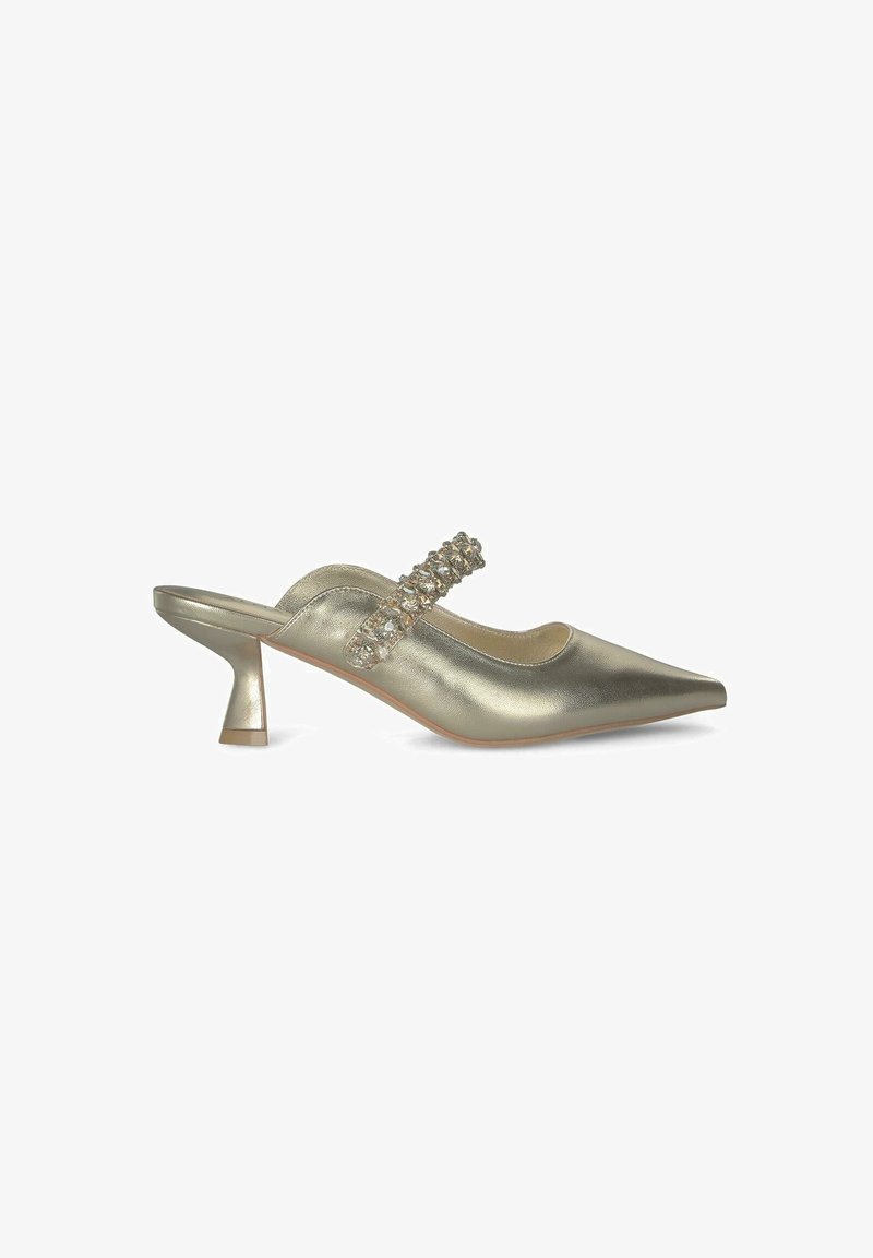 Chaussure slingback en métal doré avec un bout pointu et un talon sculpté en bloc. Dotée d'une sangle ornée de cristaux sur le cou-de-pied.