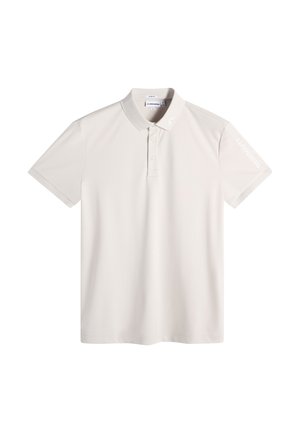 Hellbeiges Polohemd mit kurzen Ärmeln, Knopfleiste am Kragen und dezentem Branding auf dem linken Ärmel sowie dem inneren Kragenetikett.