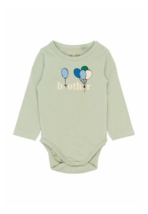 Hosszú ujjú zöld pamut body, amelyen "öcs" nyomtatás és színes lufi grafikák találhatók. Patentos záródás az ágyéknál a könnyű öltözködés érdekében.