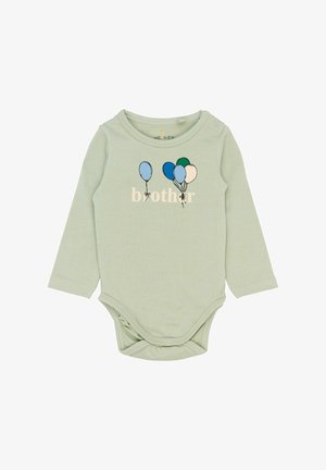 Body verde din bumbac cu mânecă lungă, având un imprimeu cu „frate” și grafica unor baloane colorate. Închidere cu capse la crotch pentru o îmbrăcare ușoară.