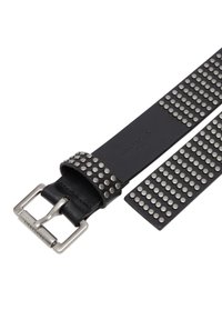 Schwarzer Leder-Gürtel mit Metalldornen, ausgestattet mit einer silberfarbenen Schnalle und einem strukturierten Design aus gleichmäßig verteilten Nieten entlang seiner Länge.