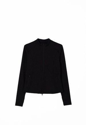 Zwarte zip-up jack gemaakt van zachte stof, met een hoge kraag, lange mouwen en twee voorzakken met rits. Glad textuur en aansluitend ontwerp.