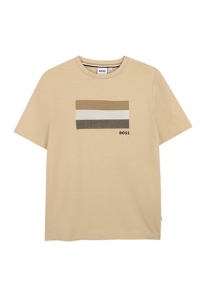 Beige T-shirt met korte mouwen en horizontale strepen in bruin, wit en donkerbruin, met het "BOSS"-logo op de linkerborst.