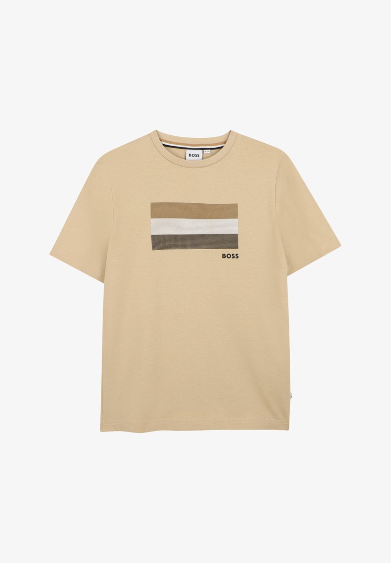 T-shirt beige à manches courtes avec des rayures horizontales marron, blanches et marron foncé, et le logo "BOSS" sur la poitrine avant.