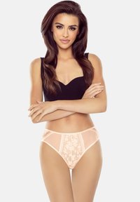 Spitzenunterwäsche-Set in Pfirsichfarbe mit floralen Mustern und einer weichen Mesh-Textur. Der Bund ist mit gewellten Kanten verziert.