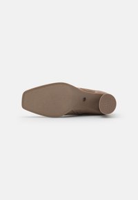 Tamaris Stivaletti con tacco - taupe