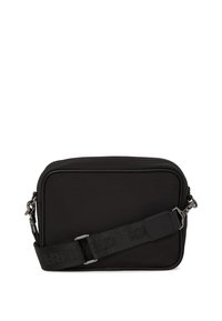 Borsa a tracolla rettangolare nera con tracolla regolabile con logo e ganci metallici su uno sfondo bianco.