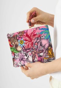 Kleurrijke ritspouch met een roze achtergrond, versierd met jungle dieren- en bloemenpatronen in groen, blauw en paarse tinten.