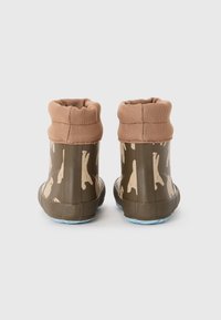 Bottes en caoutchouc marron avec un motif d'ours, poignets en textile marron clair et semelles texturées. Design court, hauteur de la cheville, avec une finition douce.