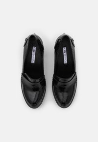 Černé lakované slip-on boty s kulatou špičkou, bočními výřezy a ozdobným páskem přes nárt. Velikost 37. Hladký povrch.