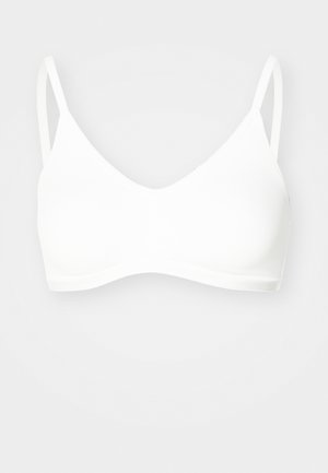 Witte bralette met een gladde textuur, driehoekige cups, dunne verstelbare bandjes en een brede elastische band aan de onderkant.