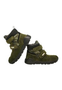 Kinderen groene nubuck winterlaarzen met zwarte zolen, camouflage stoffen accenten, fleece voering en twee klittenbandsluitingen.