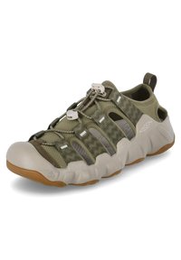 Zielone buty outdoorowe z oddychającą siateczką, gumowym czubkiem i elastycznymi sznurówkami. Posiadają masywną podeszwę z rowkami zapewniającymi przyczepność.