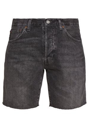 Short en denim noir avec fermeture par bouton et fermeture éclair, passants de ceinture et poches avant, présenté sur fond blanc.