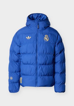 Μπλε επενδεδυμένο μπουφάν με κουκούλα, φερμουάρ μπροστά, χρυσό λογότυπο Adidas στο αριστερό στήθος, έμβλημα της Ρεάλ Μαδρίτης στο δεξί στήθος και λουλουδάτα σχέδια στο μανίκι.