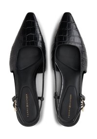 Escarpins en cuir verni noir à talon slingback avec un bout pointu et un motif crocodile. Dotés d'une bride à boucle et d'une semelle intérieure texturée.