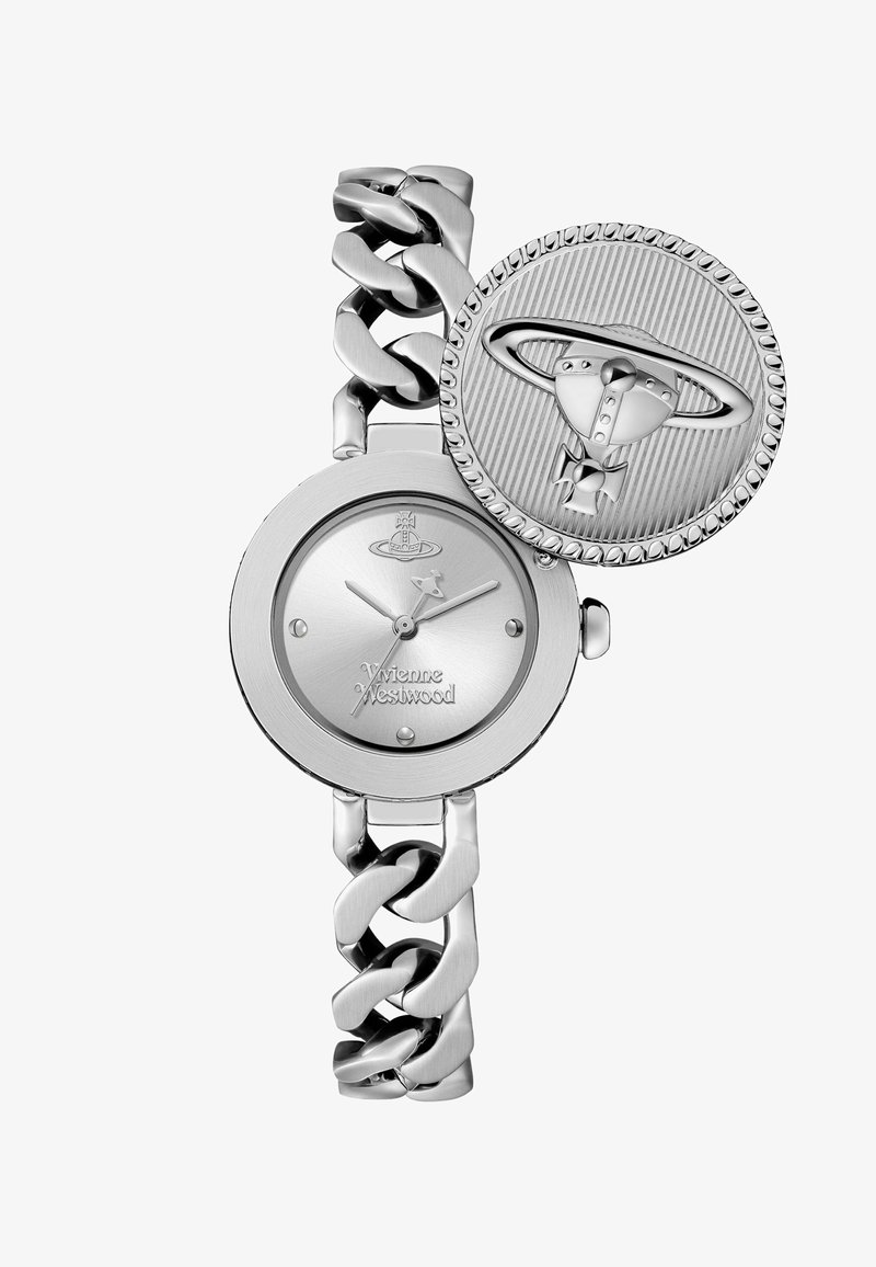 Montre en argent avec un boîtier rond, présentant un cadran minimaliste et un bracelet à maillons larges. Logo gravé et accents métalliques décoratifs.