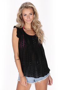 Top senza maniche nero con un design traspirante e perforato, con accenti di spalline a volant e una vestibilità ampia. Abbinato a pantaloni shorts in denim.