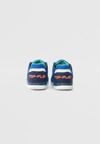 Scarpe da corsa blu con dettagli neri e verdi, dotate di un colletto imbottito e branding "TOP-FLEX" arancione sul tallone. Parti superiori in tessuto con texture.