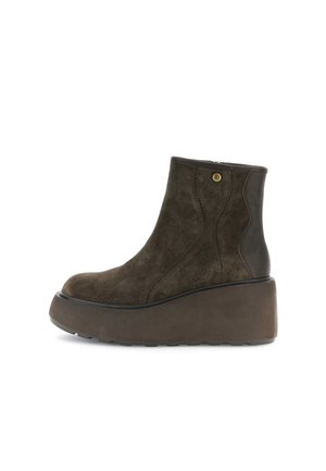 Stivaletto alla caviglia in camoscio marrone scuro con suola platform spessa e piccolo logo rotondo dorato vicino al pannello laterale superiore.