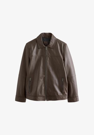 Giubbotto in pelle marrone con colletto, chiusura frontale con zip e due tasche laterali con zip. Texture liscia e taglio casual.