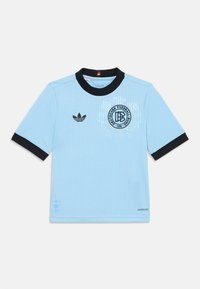 Himmelblaues Kurzarmtrikot mit schwarz geripptem Kragen und Ärmelbündchen. Verfügt über ein Logo auf der Brust und strukturierte vertikale Streifen.