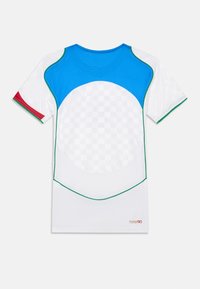 Λευκή κοντομάνικη αθλητική μπλούζα με μπλε, κόκκινες και πράσινες λεπτομέρειες. Υφή με κυκλικό σχέδιο μπροστά, με αντίθετους περιφερειακούς διακοσμητικούς γαζώματα.