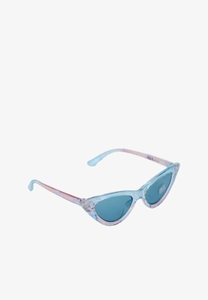 Occhiali da sole a forma di occhi di gatto con una montatura a gradiente blu e rosa, materiale traslucido e lenti blu con un dettaglio grafico di un personaggio.