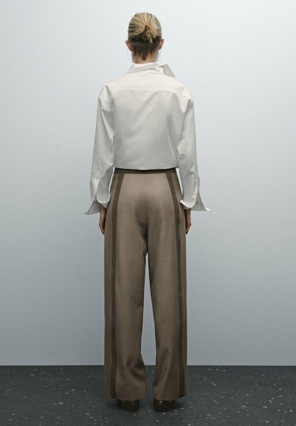 FASTENING DETAIL - Trousers3