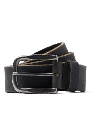 Zwarte leren riem opgerold met een matte metalen rechthoekige gesp, gegraveerd met "PME LEGEND."