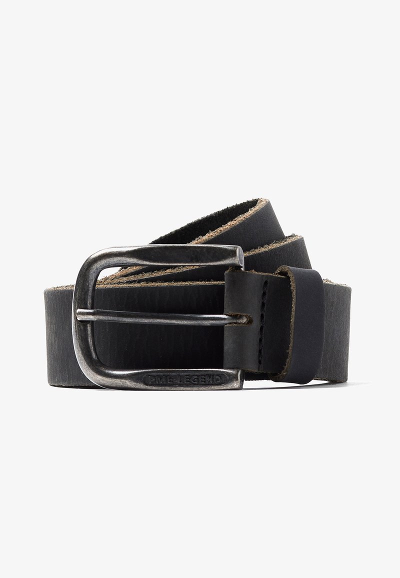 Zwarte leren riem opgerold met een matte metalen rechthoekige gesp, gegraveerd met "PME LEGEND."
