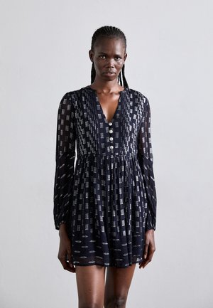 Dunkelblaues Kleid aus leichtem Stoff, mit tiefem V-Ausschnitt, langen Ärmeln, Knöpfen vorne und silbernen geometrischen Mustern.