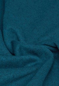 Tannengrün strukturierter Stoff mit einer weichen, gestrickten Optik, der eine leicht zerknitterte Oberfläche aufweist. Das Material wirkt flexibel und gemütlich.