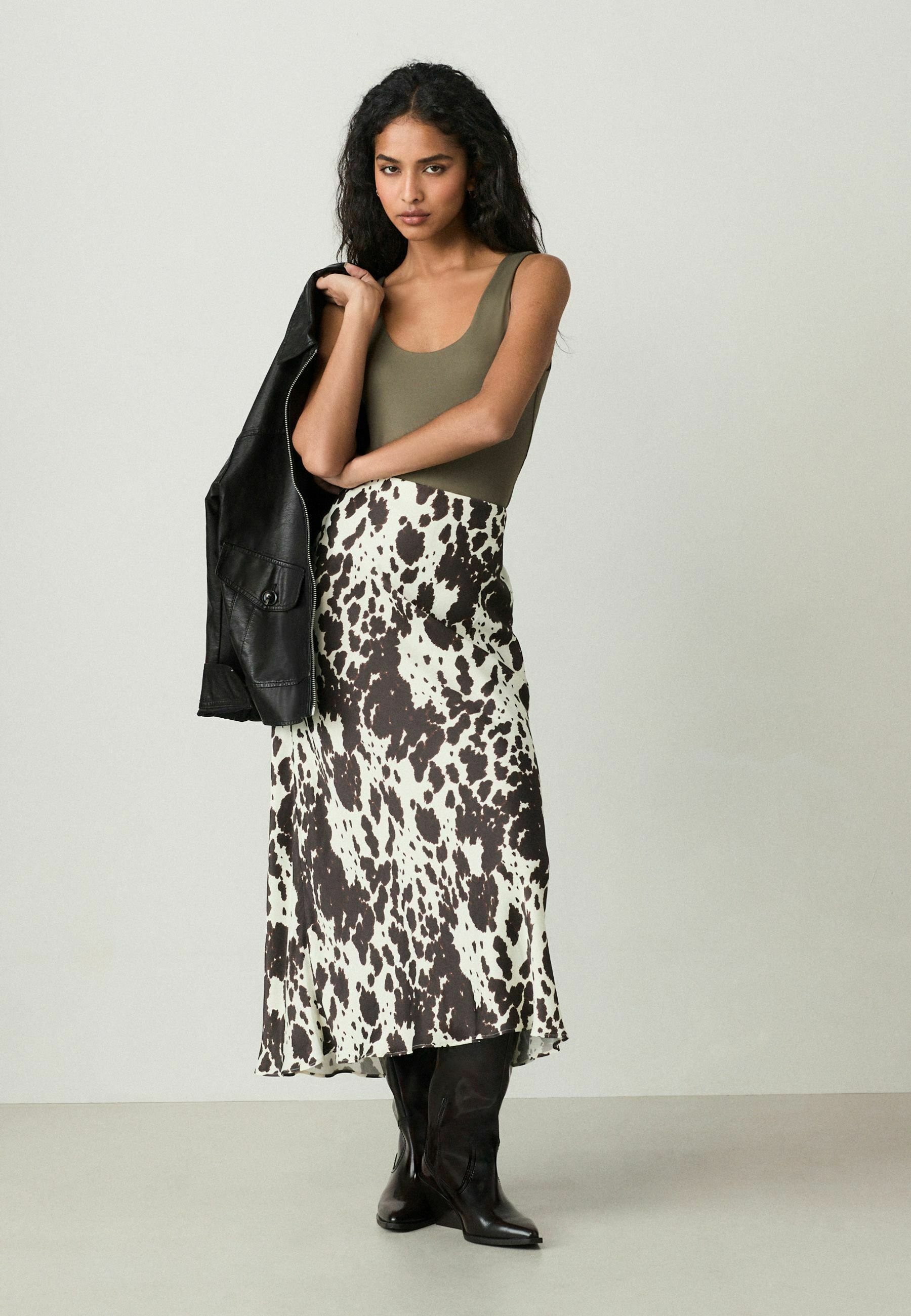 COW PATTERN SUEDE LIKE SKIRT BLACK/M Black Cow Hide Printed