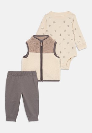 Beiger Langarm-Baby-Body mit Tiermotiven, zweifarbige beige-braune Fleece-Weste mit Reißverschluss und graue Hosen mit elastischen Bündchen.