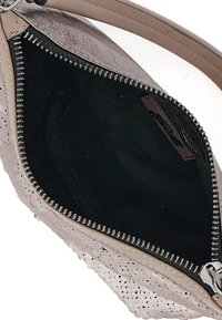 Borsa argentata metallica con superficie testurizzata, dotata di apertura con cerniera e fodera interna nera. Include un manico liscio e hardware della cerniera.