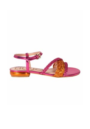 Sandal in metallo rosa e arancione con dettaglio frontale intrecciato, cinturino alla caviglia e suola piatta. Presenta una finitura lucida e una fibbia integrata.