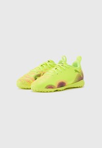 Baskets de sport jaunes vives avec des motifs ondulés multicolores, zone de bout texturée et semelles en caoutchouc légères ; comprend des languettes de tirage au talon.