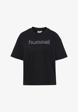 Sort t-shirt med korte ærmer, rund hals og "hummel"-logo i store grå bogstaver på tværs af brystet.