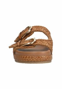 Bruine gevlochten sandalen met twee brede banden, voorzien van gouden gespen, op een chunky gevlochten platformzool. Glad voetbed.