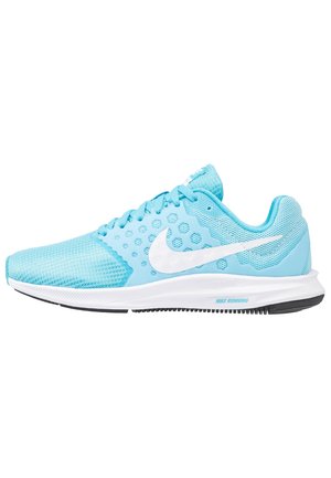 Jasnoniebieski but do biegania Nike z białym logo swoosh, siateczkową cholewką, teksturowanymi panelami bocznymi i białą podeszwą z czarnym bieżnikiem.