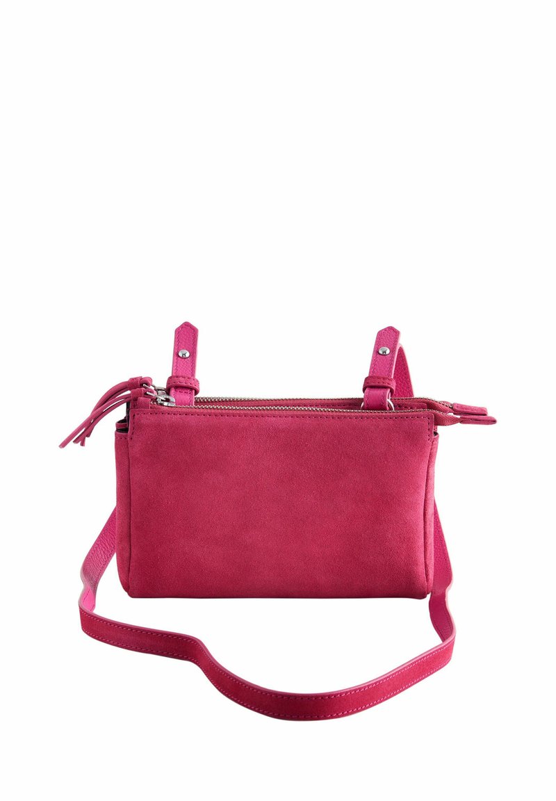 Bolso cruzado de ante rosa con dos cremalleras, correa ajustable y dos asas superiores. Textura suave y diseño minimalista.
