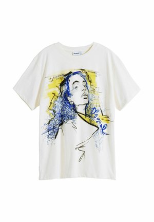 Fehér pamut póló, kék és sárga grafikus illusztrációval egy nővel és szöveggel, rövid ujjú és laza szabású.