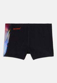 Calções de banho pretos com um cós elástico. Um dos lados apresenta um padrão abstrato vibrante e multicolorido. Logótipo "ENDURANCE+" em laranja.