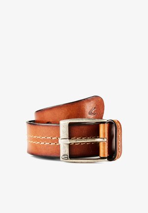 Brauner Ledergürtel mit doppelter beiger Naht und einer silbernen rechteckigen Schnalle auf weißem Hintergrund.