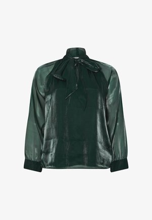 Donkergroene blouse met een strikje bij de hals, lange mouwen en een glanzende, doorzichtige textuur. De manchetten zijn van een stevigere, donkerdere groene stof.