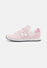 Baskets New Balance rose clair avec logo "N" blanc, panneaux en mesh et daim, semelle intermédiaire blanche, semelle extérieure noire et fermeture à lacets.