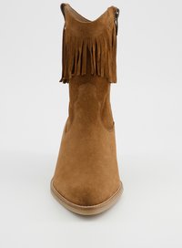 Brauner Wildleder-Stiefelette mit Fransen am oberen Rand und seitlichem Reißverschluss vor weißem Hintergrund.