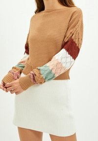 Trendyol Stickad tröja - brown